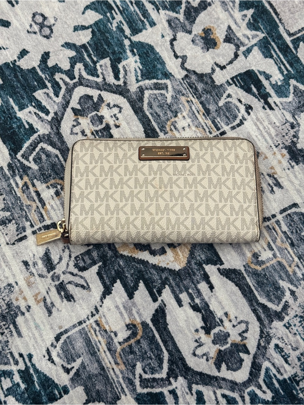 MICHAEL KORS Cream Signature Zip-Around Wallet with Gold Hardware